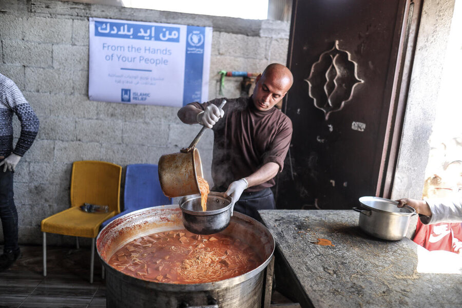 Hot meals distributions conducted by WFP's partners need a constant flow of supplies. Photo: WFP/Ali Jadallah