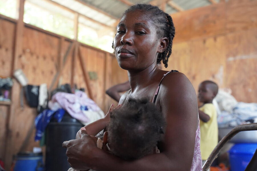 Paulema Rodeline nurses seven-month-old Kermissa at a centre for violence-displaced people in Port-au-Prince. Photo: WFP/Tanya Birkbeck