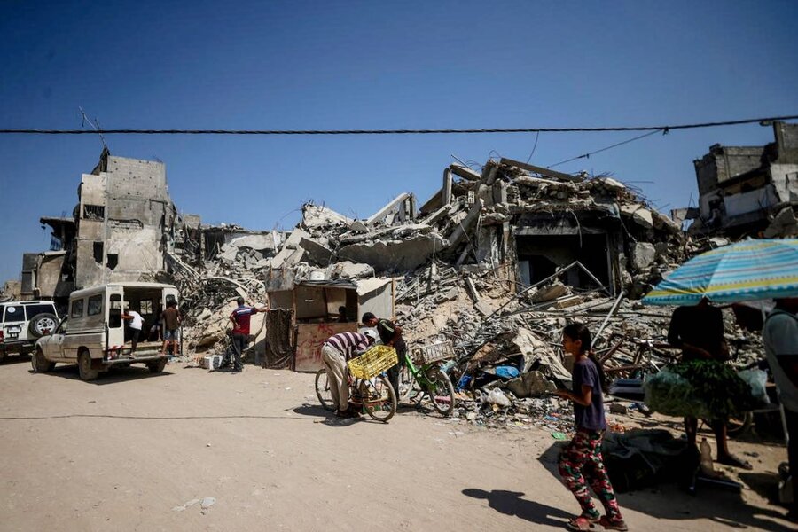 War-displaced Gazans on the move yet again, arriving in Khan Younis from the southern city of Rafah. Photo: WFP/Ali Jadallah  