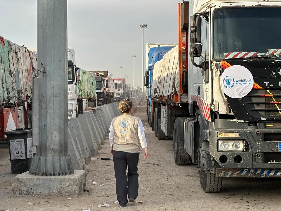 WFP and other humanitarian aid trucks lined up to cross into Rafah. Humanitarian and commercial supply lines Gaza are severely restricted, intensifying hunger. Photo: WFP/Tarek Jakob 