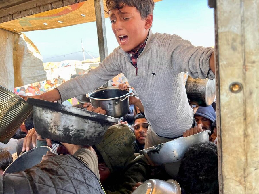 Gazans in Khan Younis desperate to receive WFP rice. WFP/Jonathan Dumont