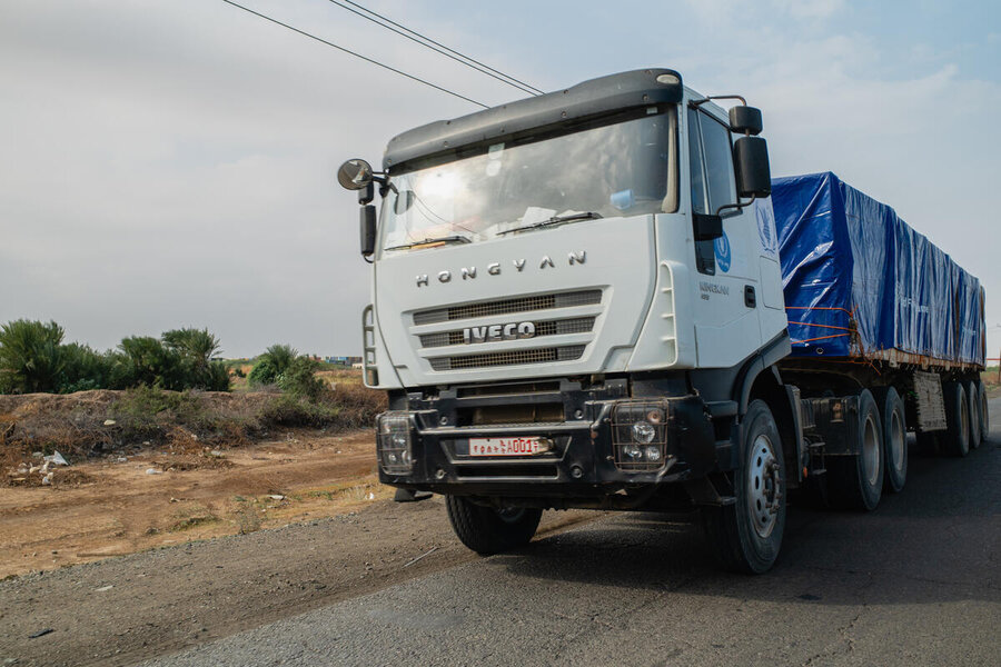 Trucks carrying WFP food bound for southern Khartoum, as part of the first humanitarian convoy since Sudan's war began. WFP/Abubakar Garelnabei 