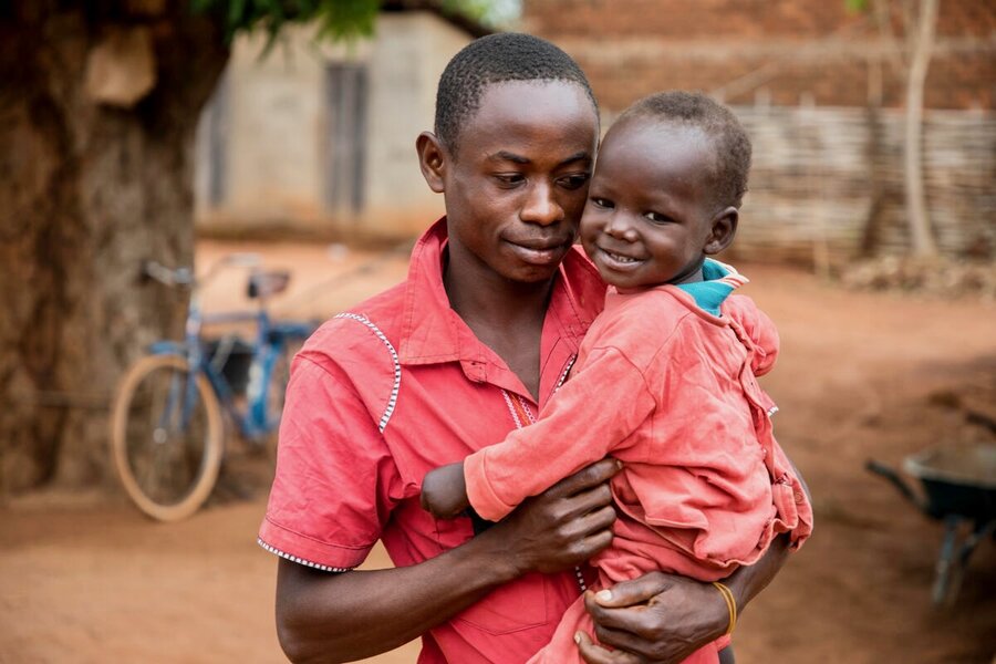 In the Central African town of Bambari, Anselme Mandagueze cradles little Essaie, who had been diagnosed with malaria and malnutrition. Photo: WFP/Aurore Vinot