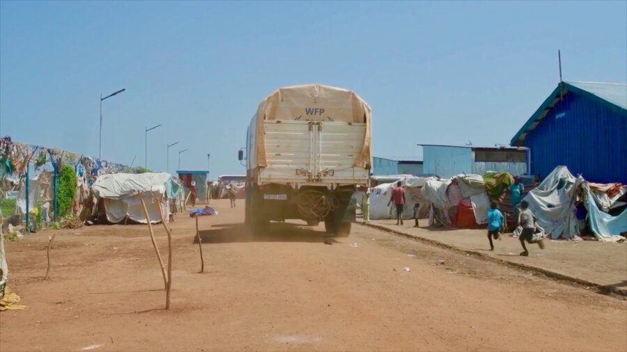 A WFP food truck drives through Wedweil refugee settlement in South Sudan. Photo: WFP