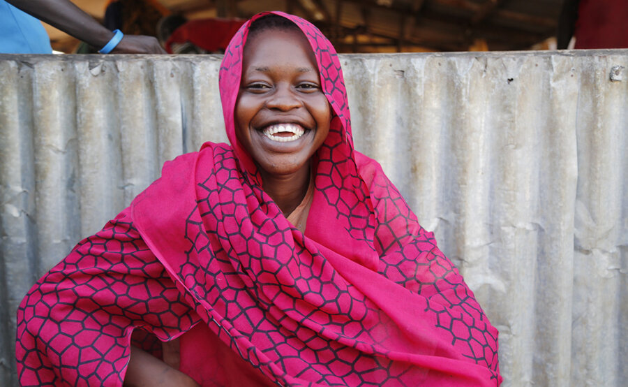 خميسة، لاجئة من جنوب السودان، تجذب الكاميرا بابتسامتها المشرقة. صورة: برنامج الأغذية العالمي/بيلندا بوبوفسكا