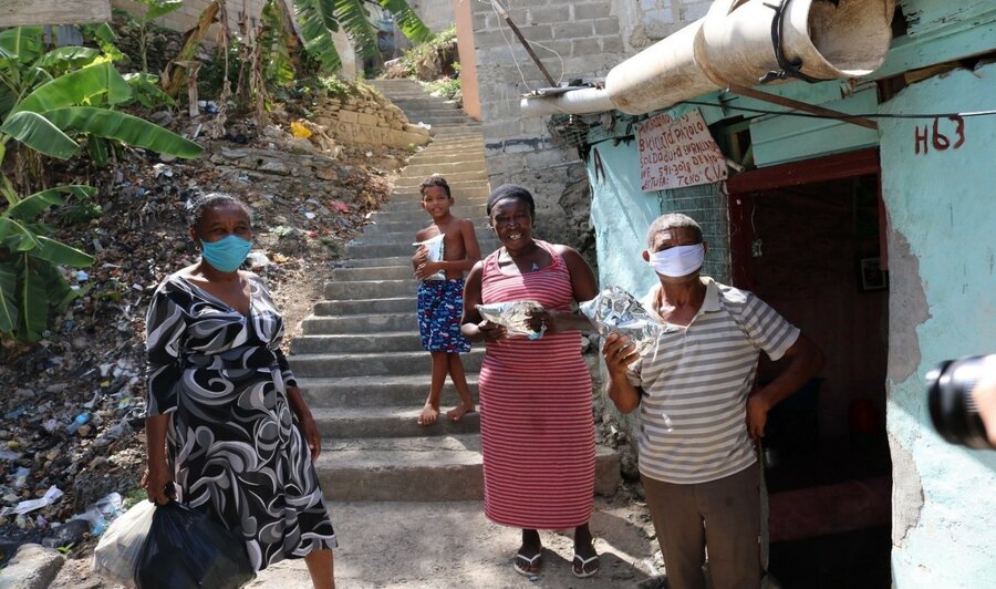 تتلقى الأسر في سانتو دومينغو، جمهورية الدومينيكان، أغذية معززة من برنامج الأغذية العالمي لمساعدتها في الأوقات العصيبة. الصورة: برنامج الأغذية العالمي/ كارولين أورينا 
