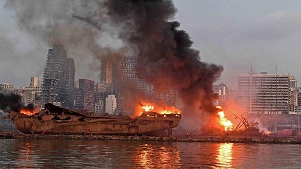 النيران تشتعل في إحدى السفن عقب انفجار يوم الثلاثاء. الصورة: وكالة فرانس برس/برنامج الأغذية العالمي