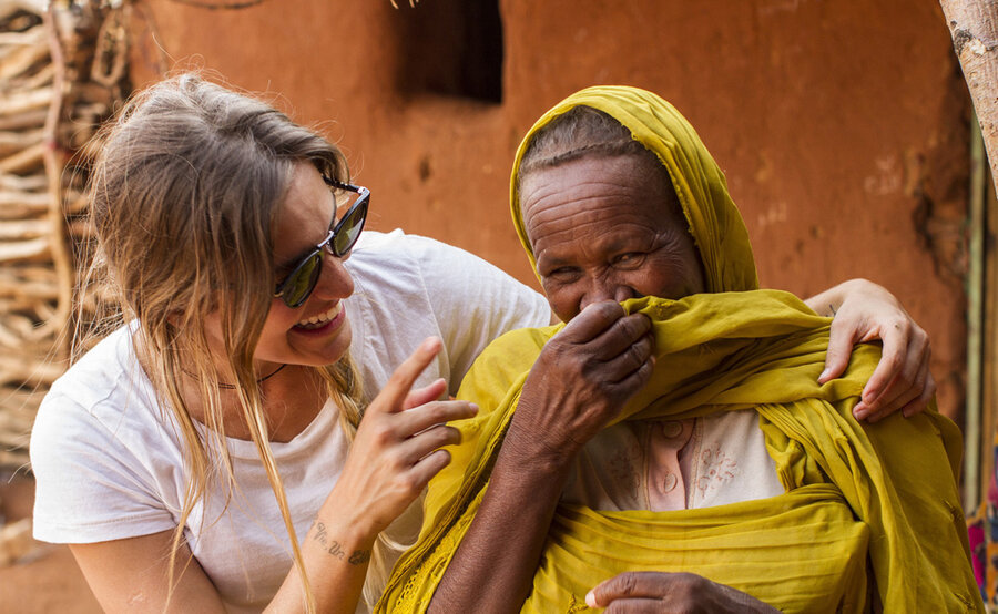 جابريللا فيفاكوا تتبادل إحدى النكات مع فاطمة في صحراء بيوضة في السودان. صورة: سامي