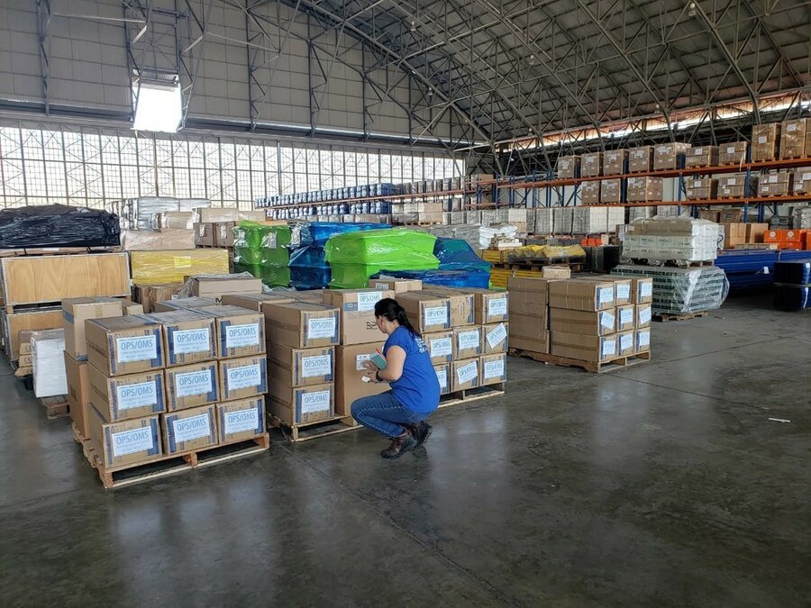 يستعد مستودع الأمم المتحدة للاستجابة للحالات الإنسانية في بنما لإرسال معدات الوقاية الشخصية إلى منظمة الصحة العالمية لدعم العاملين في مال الرعاية الصحية في 13 دولة في أمريكا الجنوبية. الصورة: برنامج الأغذية العالمي 