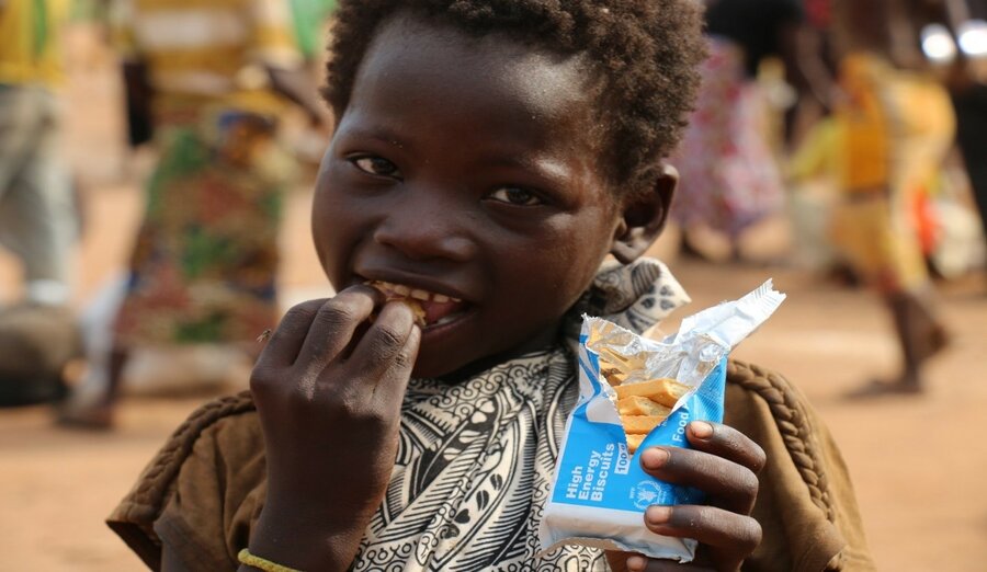طفل يستمتع بتناول البسكويت عالي الطاقة الذي يقدمه البرنامج كجزء من المساعدات الغذائية في مدينة باتانجافو شمال جمهورية أفريقيا الوسطى. صورة: برنامج الأغذية العالمي/برونو دجويو