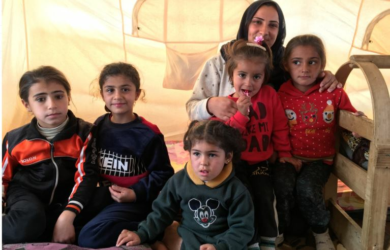 عائشة تعتني بأطفالها وأطفال شقيق زوجها. الصورة: برنامج الأغذية العالمي/ شارون رابوز