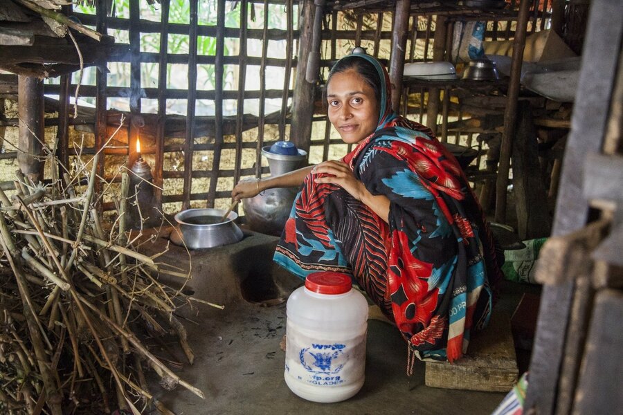 نرجس سلطانة تعد وجبة لطفلها باستخدام حصة من الأغذية التكميلية في بنجلاديش. الصورة: برنامج الأغذية العالمي/راناك مارتن