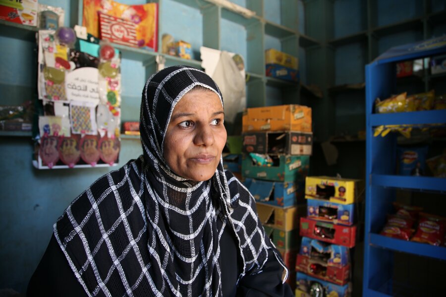 وجدت سيدة في تعلُّم فصل أموال الأسرة عن دخل المتجر خطوةً لا تُقدّر بثمن. الصورة: برنامج الأغذية العالمي/ ريم ندا