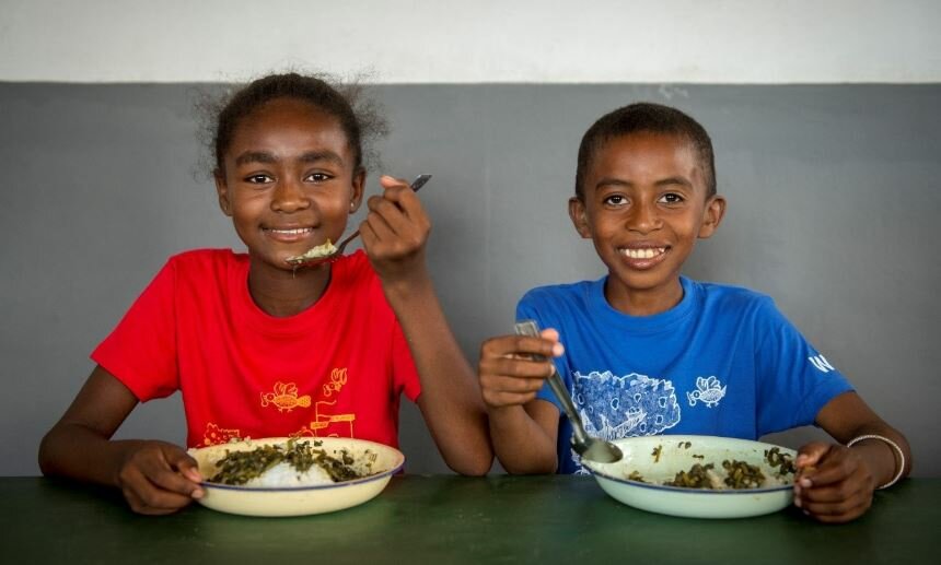 كل يوم، تتطلع ساندرا وكريستوفين في مدغشقر إلى الحصول على الوجبة الصحية التي يحصلان عليها في المدرسة. صورة: برنامج الأغذية العالمي/جوليو دادامو