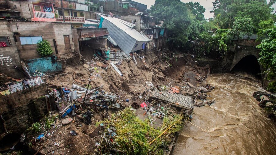 السلفادور: ضربت العاصفة الاستوائية "أماندا" البلاد يوم 31 مايو، وتسببت في تدمير المنازل والبنية التحتية. الصورة: برنامج الأغذية العالمي / ماوريشيو مارتينيز