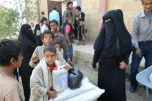 قافلة مساعدات غذائية تابعة لبرنامج الأغذية العالمي تدخل إحدى مناطق الصراع في مدينة تعز اليمنية