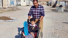 يتلقى خالد وعائلته مساعدات نقدية شهرية بدعم من الوكالة الأمريكية للتنمية الدولية والشركاء الآخرين في دهوك بإقليم كردستان. صورة: برنامج الأغذية العالمي/ألان سلمان