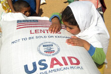 الولايات المتحدة تساعد برنامج الأغذية العالمي في توفير المساعدات الغذائية للاجئين من الصحراء الغربية في الجزائر