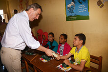 سفراء الاتحاد الأوروبي يزورون مشروع التغذية المدرسية في صعيد مصر الممول من الاتحاد الأوروبي