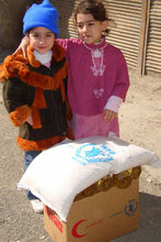 برنامج الأغذية العالمي يوزع المساعدات الغذائية الطارئة على السوريين الفارين من المناطق الساحلية إلى طرطوس