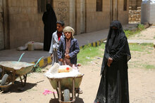 قافلة مساعدات غذائية تابعة لبرنامج الأغذية العالمي تدخل مناطق محاصرة في مدينة تعز اليمنية