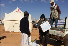 برنامج الأغذية العالمي يقدم المساعدات الغذائية العاجلة للأسر العالقة في الصحراء الليبية