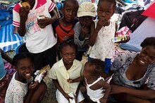 برنامج الأغذية العالمي يبدأ توسيع نطاق عملية توزيع المساعدات الغذائية لضحايا زلزال هايتي