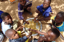 الجزائر تتبرع بـ 2500 طن من الأرز لتقديم وجبات لتلاميذ المدارس بموريتانيا