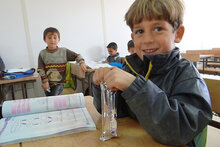 برنامج الأغذية العالمي يبدأ مشروع التغذية المدرسية لأطفال اللاجئين السوريين في الأردن والعراق