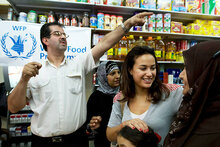 الفنانة هند صبري تذهب إلى السوق مع أسرة فلسطينية