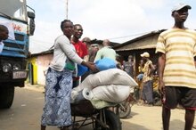 برنامج الأغذية العالمي يبدأ أكبر عملية توزيع للغذاء ليوم واحد في سيراليون التي اجتاحها فيروس الإيبولا