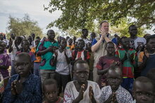 المدير التنفيذي للبرنامج خلال زيارته إلى يابوس بولاية النيل الأزرق. صورة: برنامج الأغذية العالمي/جابريلا فيفاكوا