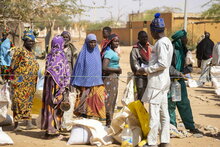 نازحون داخليًا في موقع توزيع مشترك للأمم المتحدة في منطقة الساحل في بوركينا فاسو. برنامج الأغذية العالمي/شيخ عمر بانوغو 
