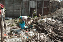 امرأة متضررة من إعصار باتسيراي ، مدغشقر. الصورة: برنامج الأغذية العالمي.