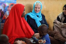 © برنامج الأغذية العالمي/جنيف كوستوبولوس. المديرة التنفيذية لبرنامج الأغذية العالمي سيندي ماكين تزور مركز كاباسا للتغذية في دولو، الصومال خلال مهمتها الميدانية الأولى.