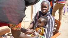 برنامج الأغذية العالمي / بيتر لويس. عبر آلاف الأشخاص إلى جنوب السودان أثناء فرارهم من الصراع الدائر في السودان. برنامج الأغذية العالمي موجود على الأرض ويدعم الوافدين الجدد، لكن هذه الاستجابة الإضافية تضغط على عملية تعاني بالفعل من نقص حاد في التمويل.