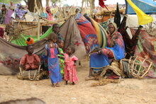الصورة: برنامج الأغذية العالمي / إيلوج مباهوندوم. الأشخاص الذين يبحثون عن مأوى عند نقطة دخول للاجئين تقع على بعد 5 كيلومترات من الحدود التشادية مع السودان. وكان معظم هؤلاء الأشخاص قد نزحوا داخليًا بالفعل في منطقة دارفور.