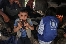 الصورة: برنامج الأغذية العالمي/ علي جاد الله صبي صغير يأكل الخبز الذي يقدمه برنامج الأغذية العالمي في غزة، حيث يواجه أكثر من مليون شخص جوعاً كارثياً