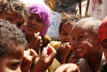 برنامج الأغذية العالمي يوزع مساعدات غذائية في عدن ولكنه يحذر من صعوبة الوصول إلى الجوعى المتضررين جراء الصراع في اليمن