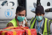 تحميل معدات الكشف عن فيروس كورونا المستجد كوفيد-19 على متن طائرة تابعة للخدمات الجوية الإنسانية للأمم المتحدة. صورة: برنامج الأغذية العالمي/ جورج دياز
