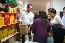وزير التنمية الألماني يلتقي لاجئين سوريين خلال شرائهم أغذية من متجر تابع لبرنامج الأغذية العالمي في لبنان