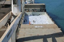 سفينة تابعة لبرنامج الأغذية العالمي محملة بالمساعدات الغذائية لليمن تحول مسارها من عدن إلى الحديدة