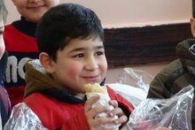 برنامج الأغذية العالمي يقدم وجبات مدرسية للأطفال السوريين في مدينة حلب