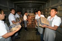 قافلة مساعدات غذائية تابعة لبرنامج الأغذية العالمي تتوجه إلى مناطق دمرها الزلزال في الإكوادور