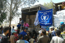 برنامج الأغذية العالمي يسلم أغذية إلى الأسر النازحة في الرقة ودير الزور بسوريا