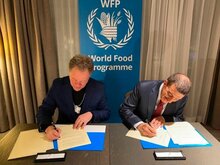 توقيع كل من السيد ديفيد بيزلي المدير التنفيذي لبرنامج الأغذية العالمي والدكتور بندر حجار رئيس مجموعة البنك الإسلامي للتنمية على مذكرة التفاهم على هامش المنتدى الاقتصادي العالمي بدافوس، سويسرا. صورة: برنامج الأغذية العالمي