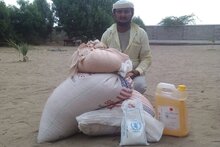 توزيع برنامج الأغذية العالمي للمساعدات الغذائية الطارئة في اليمن قد يتوقف بسبب النقص الحاد في الوقود