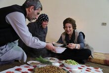 سفيرة برنامج الأغذية العالمي لمكافحة الجوع أمل دباس تطهو مع اللاجئين السوريين في الأردن