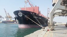 شحنة قمح أمريكية تصل إلى ميناء الحديدة لمساعدة برنامج الأغذية العالمي في تقديم المساعدات الغذائية الضرورية للشعب اليمني
