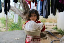برنامج الأغذية العالمي يمد شريان الحياة للأسر في شمال شرقي سوريا من خلال النقل الجوي للمساعدات